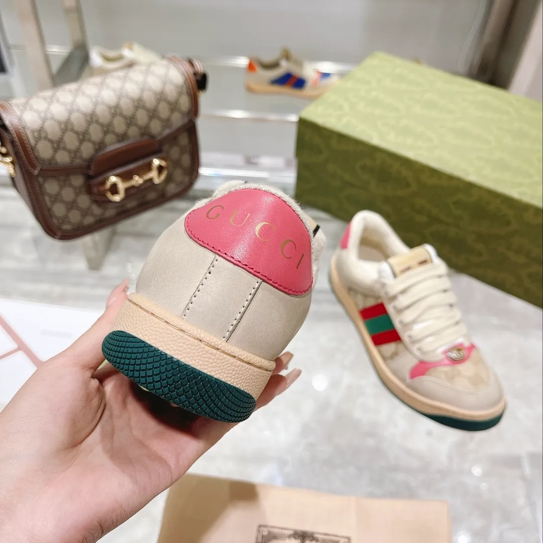 👟👟Ex-factory price 480👟👟 GUCCI’s first generation of dirty shoes was born, adding a star to the luxury world Trendy brands, alternative, magical, retro, etc. are integrated into one. The contrasting colors of cowhide fabrics stimulate the vision. Various combinations and various techniques. ✍ Among them, the Gucci logo pattern is interspersed with design, which is vivid. The cowhide punching process is retro and old, and the logo element of trendy men and trendy women. Original original and correct lining, imported fiber towels, more comfortable, shoe packaging technology increases comfort, beautiful on the outside, more beautiful on the inside, spiritual design 🌼The feet are made of beige matte cowhide, with contrasting distressed fabrics, skillful workmanship, overall color balance, imported pure T👟👟Ex-factory price U sole, no impurities, clear texture, orderly arrangement, wear-resistant and non-slip. Couple model: 34-45